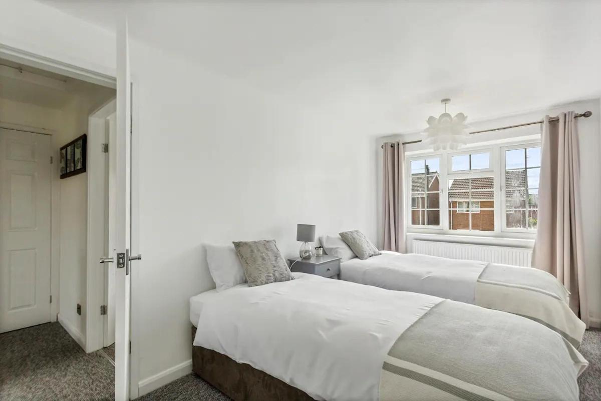 Bright & Spacious With Garden & Parking นอตติงแฮม ภายนอก รูปภาพ